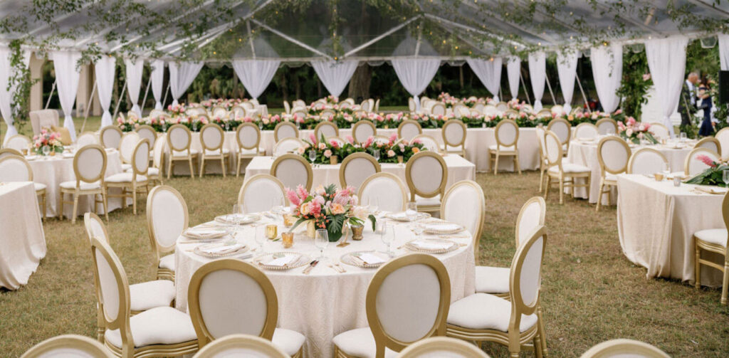 Iznajmljivanje stolica ispod satora sa baldahinima