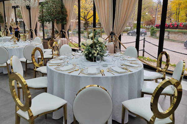 Medaljon stolice su izjava stila, poruka o vašem ukusu i direktan put ka stvaranju atmosfere koja oduzima dah. Detalj koji menja sve!