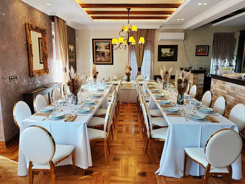 Medaljon stolice su izjava stila, poruka o vašem ukusu i direktan put ka stvaranju atmosfere koja oduzima dah. Detalj koji menja sve!