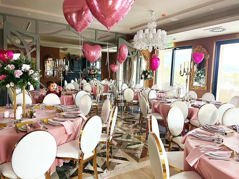 Medaljon stolice su izjava stila, poruka o vašem ukusu i direktan put ka stvaranju atmosfere koja oduzima dah. Detalj koji menja sve!