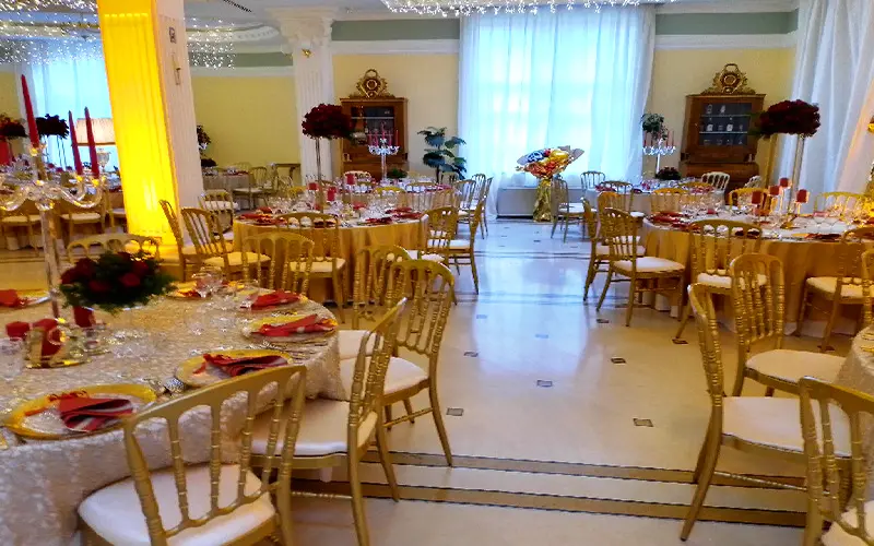 Napoleon stolice se koriste u najluksuznijim svetskim hotelima, na crvenim tepisima, gala večerama i venčanjima širom sveta.