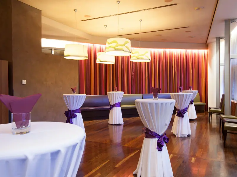 Barski stolovi i stolice, iako naizgled jednostavan izbor, mogu biti ono što vaš događaj izdvaja od prosečnih