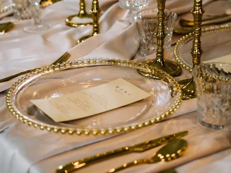 Iznajmite zlatni escajg,podtanjire i čaše za venčanja, proslave i svečane događaje.