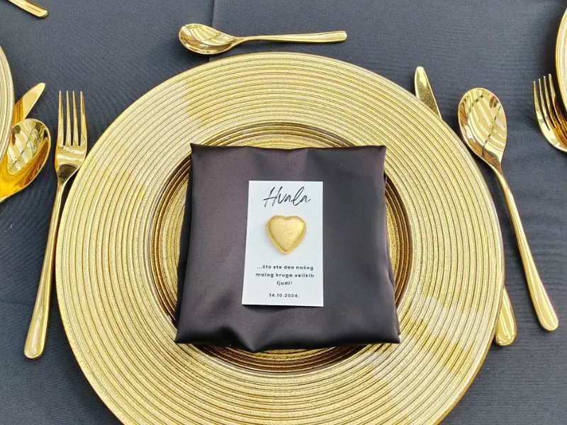 Iznajmite zlatni escajg,podtanjire i čaše za venčanja, proslave i svečane događaje.