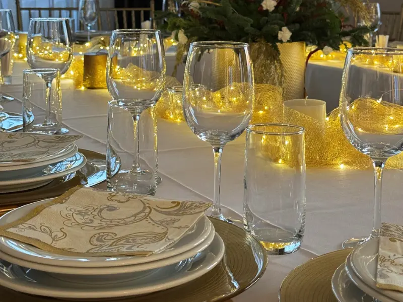 Iznajmite zlatni escajg,podtanjire i čaše za venčanja, proslave i svečane događaje.