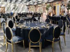 Zlatni podtanjiri sa crnim stolnjacima do poda i medaljon stolice