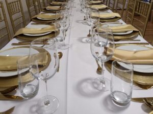 Čaše za iznajmljivanje, vino i voda - slavska postavka i podtanjiri