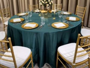 Iznajmljivanje zlatnog escajga sa zelenim stolnjacima