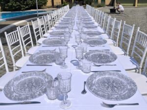 podtanjiri providni i kristalne čaše sa escajgom