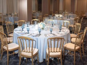 Napoleon stolice i bebi plavi stolnjaci